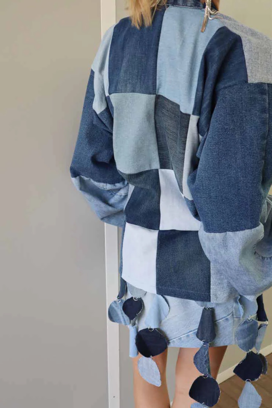 Kimono em ganga com patchwork nas costas e franjas circulares na saia