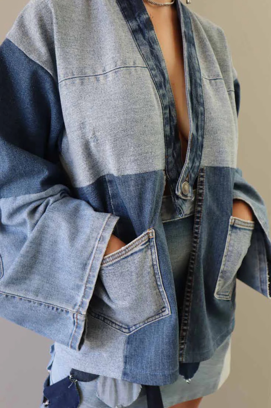 Detalhe das mangas em sino e dos bolsos aplicados do kimono em ganga